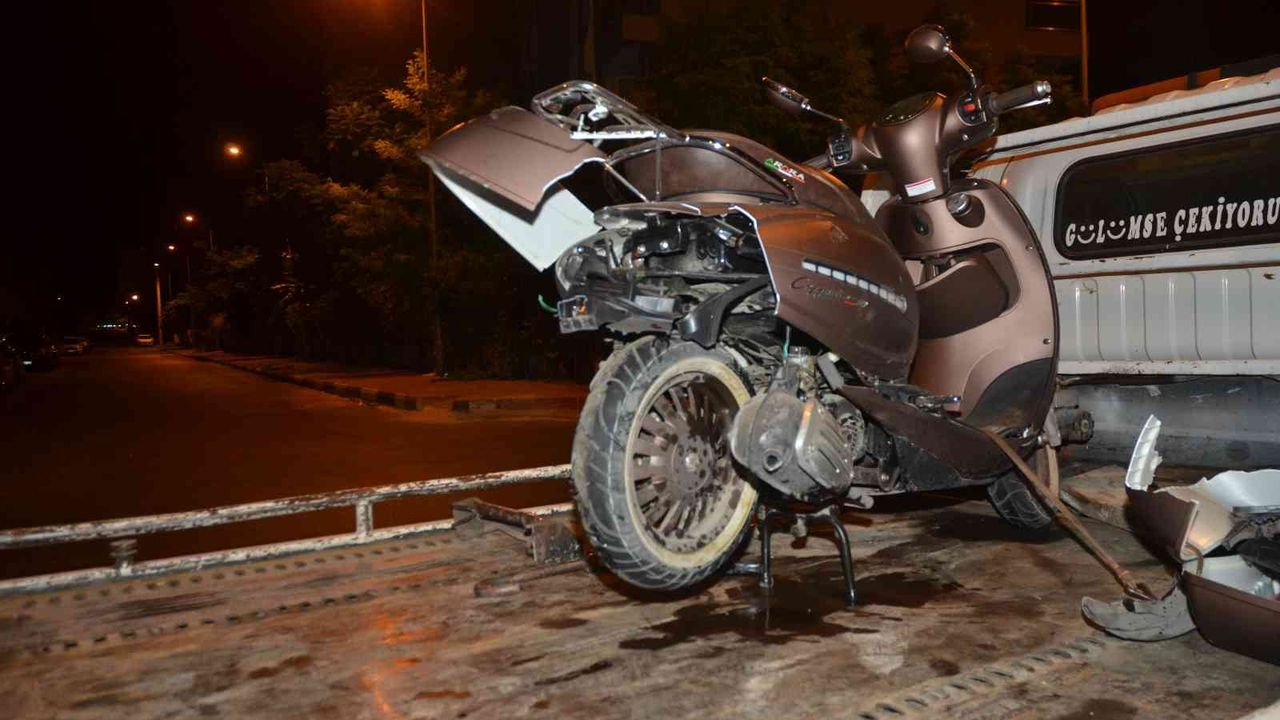 Kontrolden çıkan otomobil motosiklete çarptı: 1’i ağır 2 yaralı
