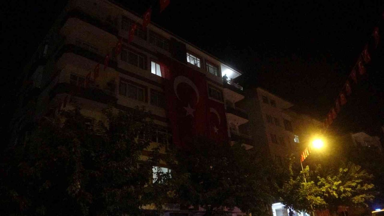 Malatyalı şehidin evine dev Türk bayrağı asıldı