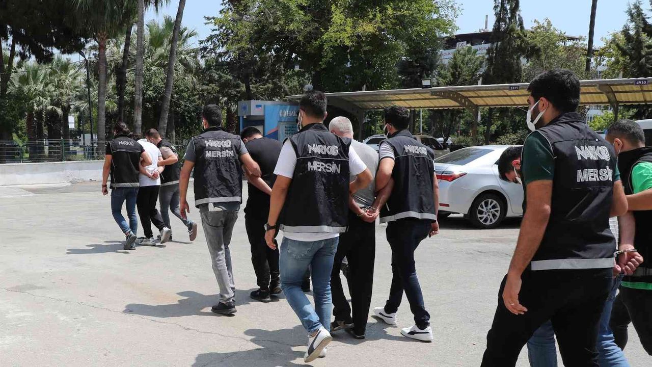 Mersin’deki 2 milyon uyuşturucu hap operasyonunun zanlıları adliyeye sevk edildi