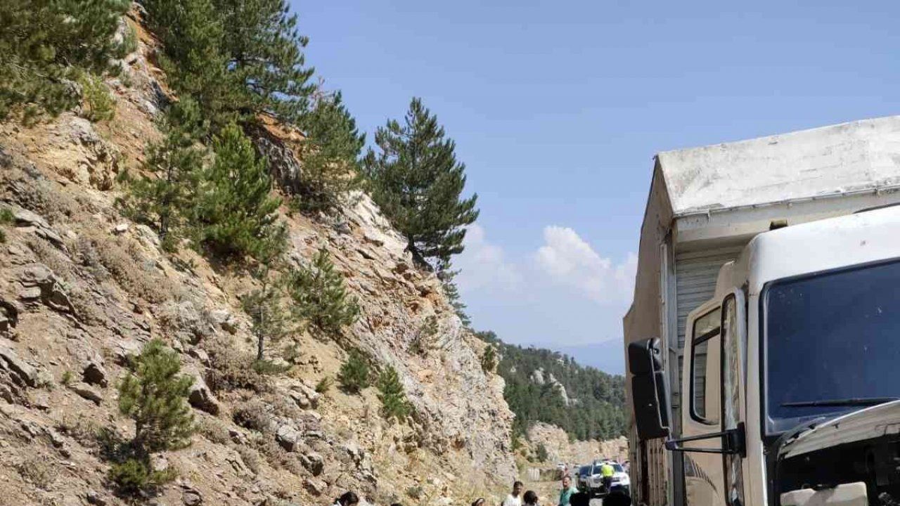 Muğla’da arızalanan kamyonun kasasında 72 düzensiz göçmen yakalandı