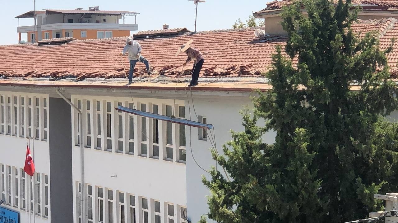 Okul çatısında tehlikeli çalışma
