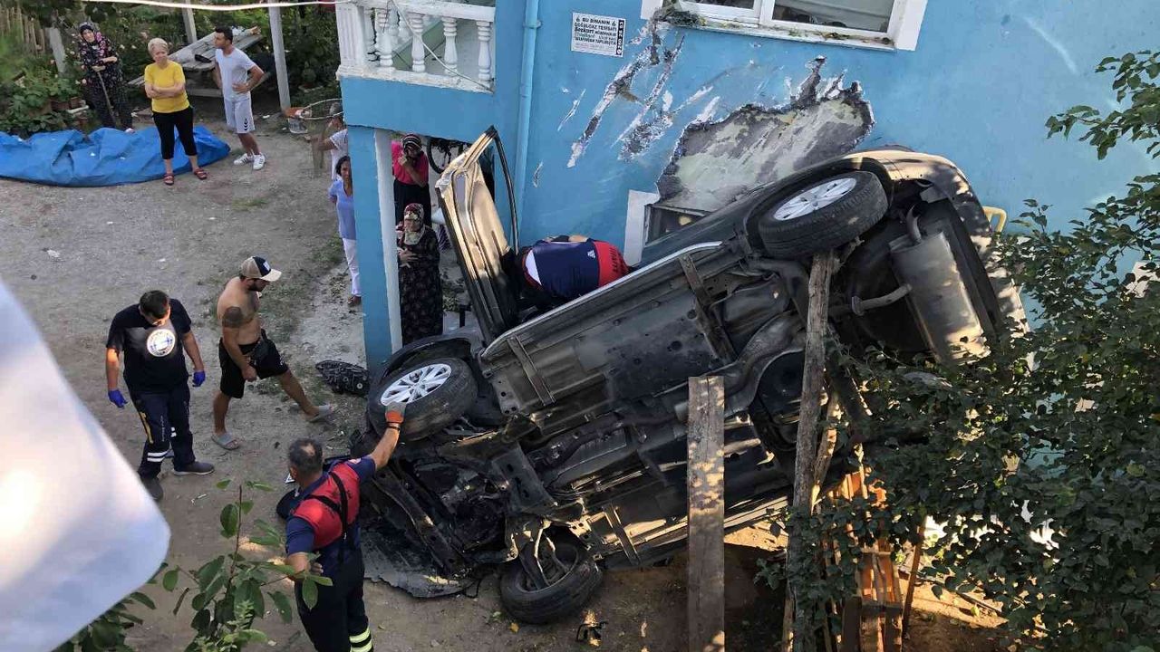 Otomobil evin bahçesine uçtu: 1 ölü, 3 yaralı