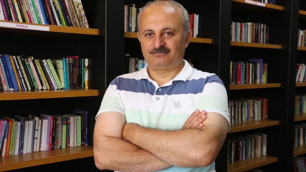 Prof. Dr. Hasan Nuri Yaşar, mezun olduğu liseye kütüphane yaptırdı