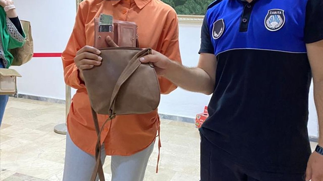 Rize'de zabıta memurunun bulduğu para dolu çanta Ürdünlü sahibine ulaştırıldı