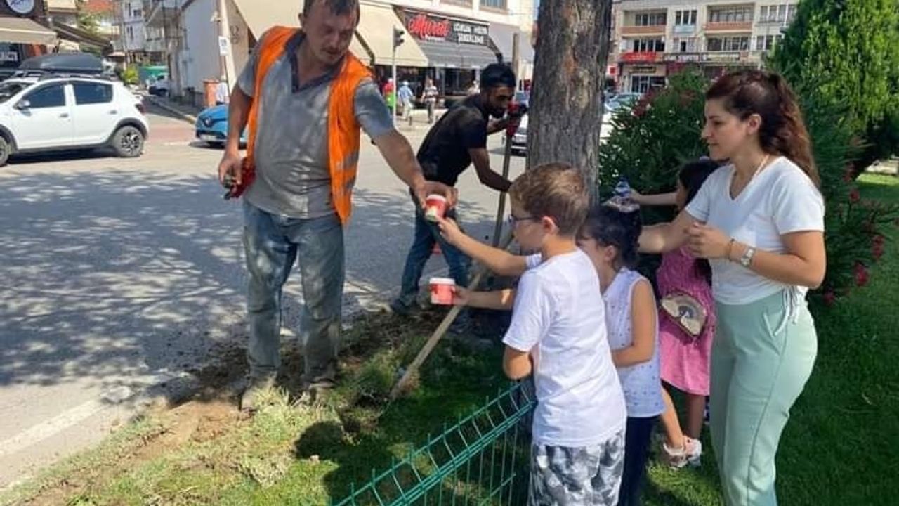 Safranbolu'da çocuklardan belediye işçilerine dondurma ikramı