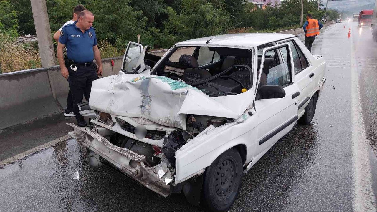 Samsun’da otomobil tıra çarptı: 3 yaralı