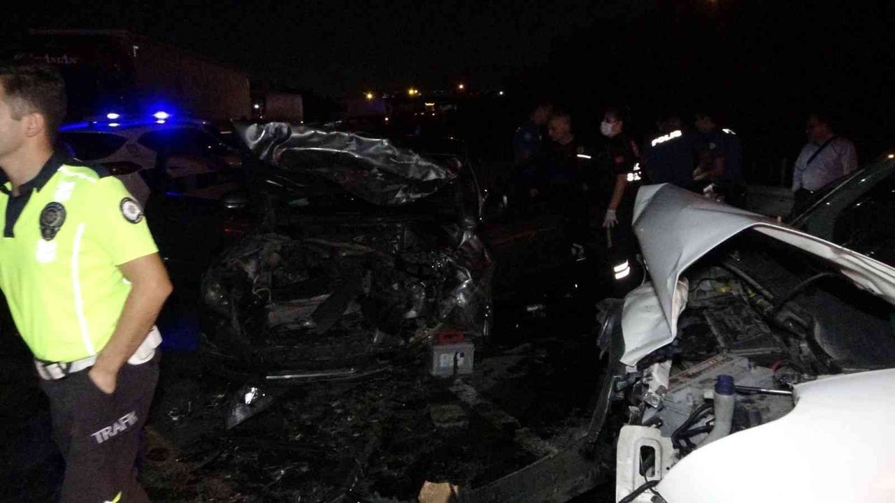 Sancaktepe’de iki araç kafa kafaya çarpıştı: 4 yaralı
