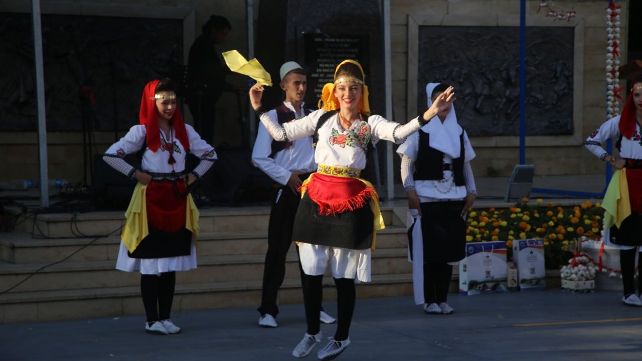 Sarımsak festivalinde ülkeler kültürlerini danslarla tanıttı