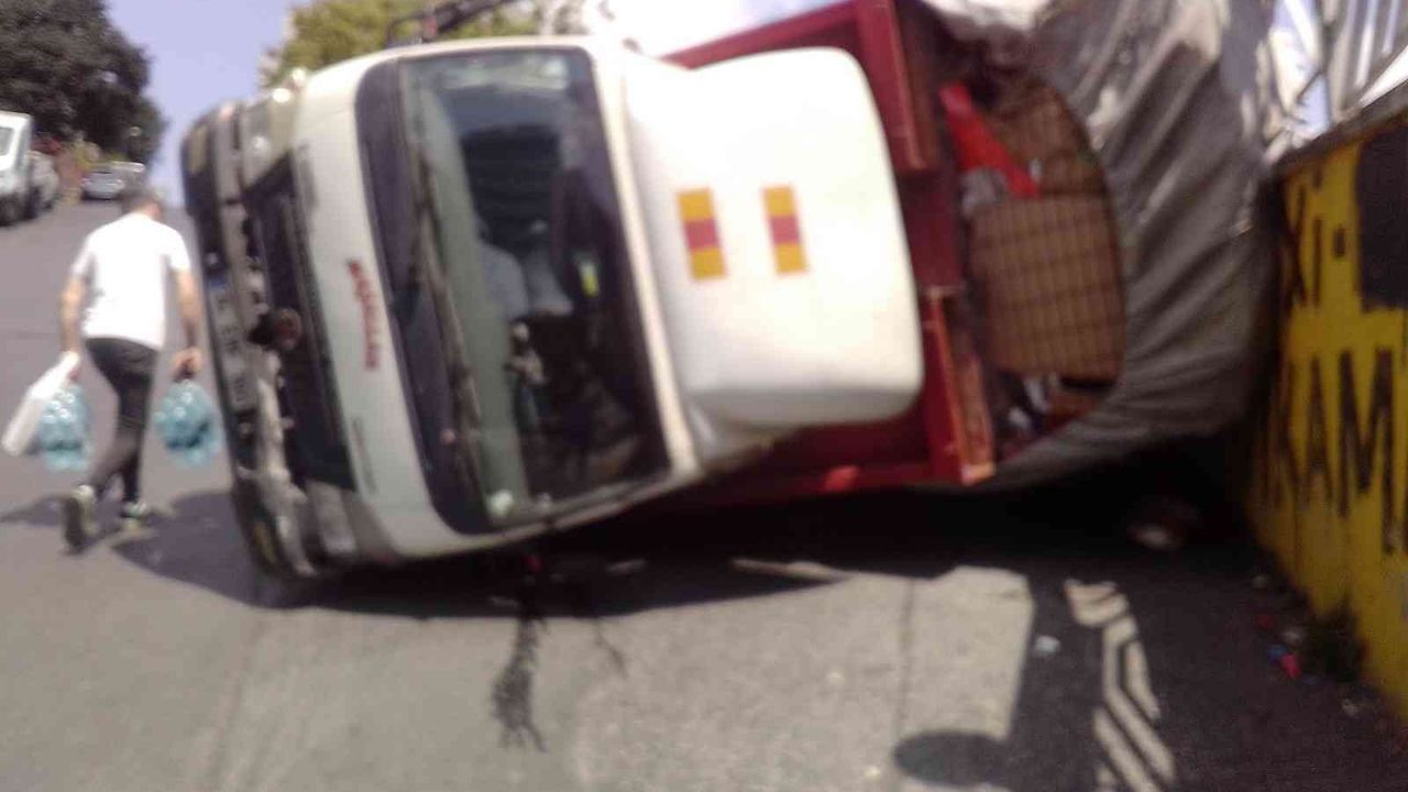 Şişli’de yol verme kazası: Kamyonet devrildi