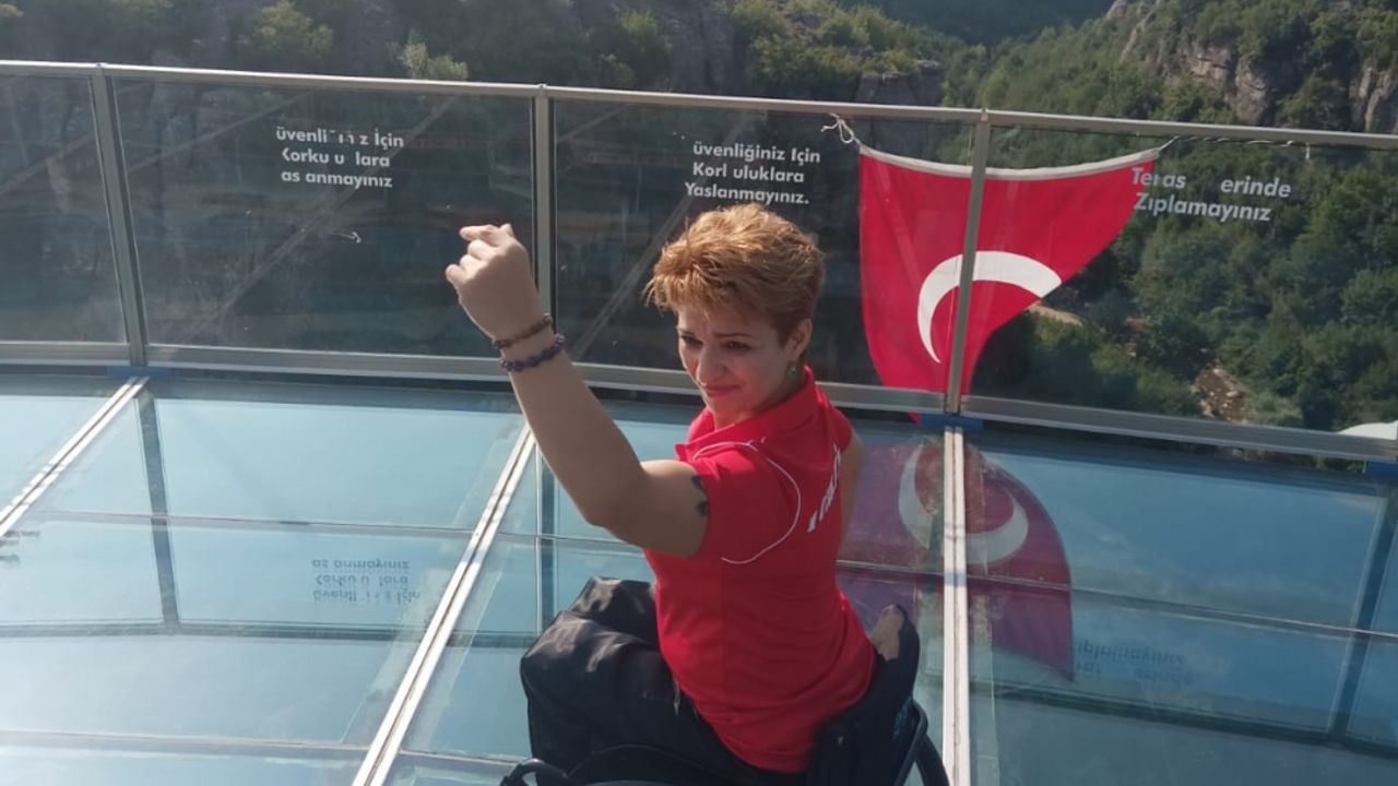 Tekerlekli sandalye dans sporcusu Yeliz Güllü, cam terasta gösteri yaptı