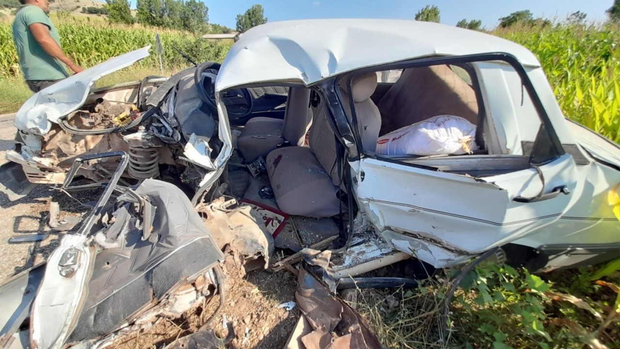 Tokat'ta otomobil ile kamyonetin çarpıştığı kazada 1 kişi öldü, 2 kişi yaralandı