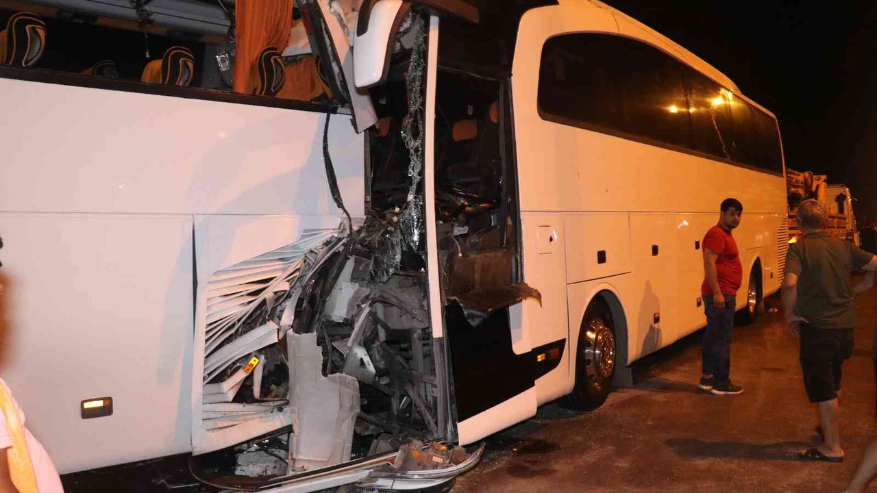 Tur otobüsü yolcu otobüsüne arkadan çarptı: 2’si ağır 25 yaralı