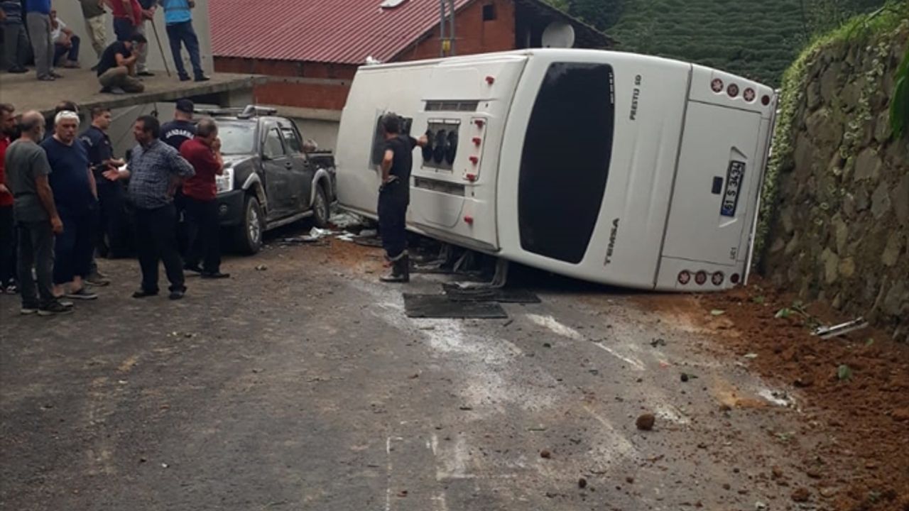 Turistleri taşıyan midibüsün devrildiği kazada 3'ü ağır 24 kişi yaralandı
