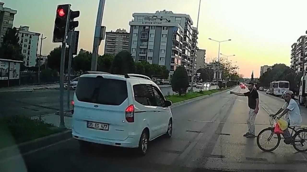 Yolun karşısına geçmeye çalışan 2 kişi, kırmızı ışıkta geçen aracın altında kalmaktan son anda böyle kurtuldu