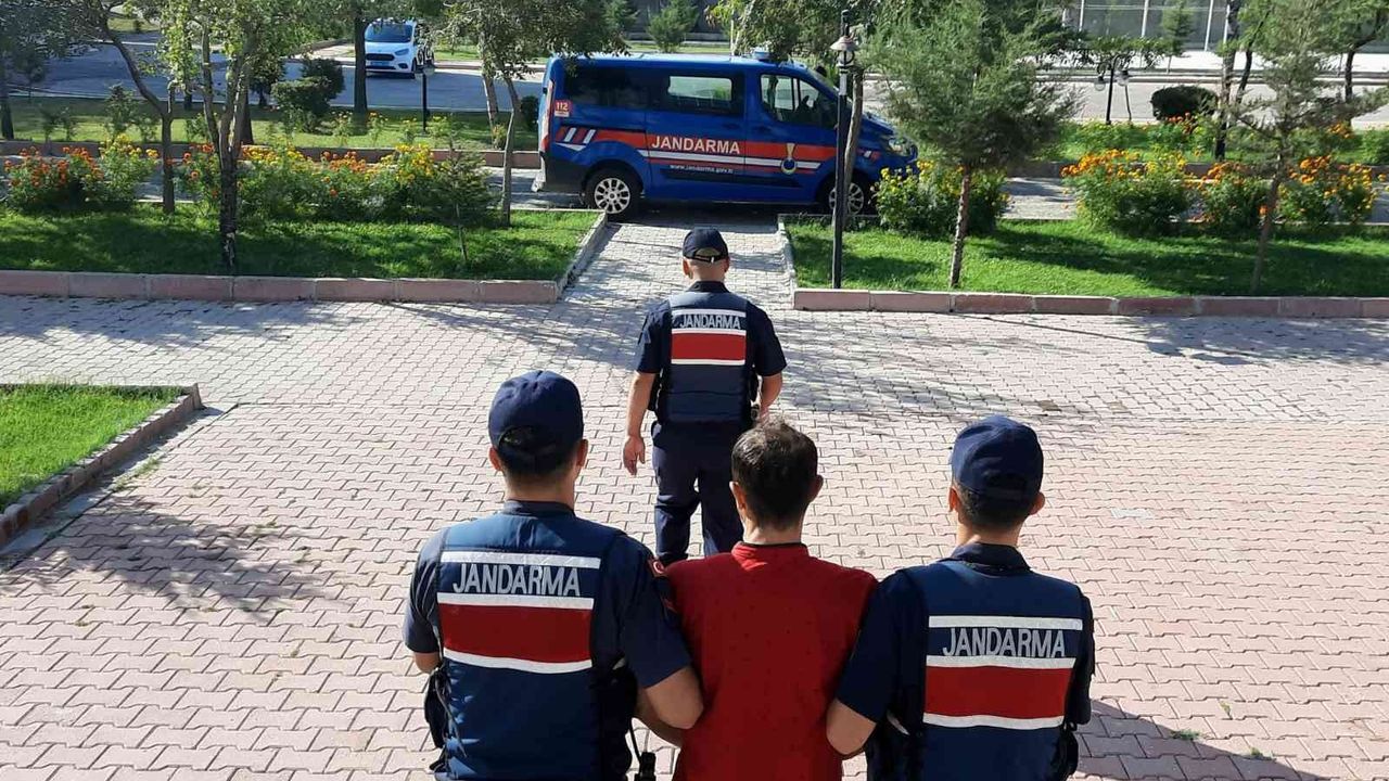 Aksaray’da 6 yıl hapis cezası olan uyuşturucu tacirini jandarma yakaladı