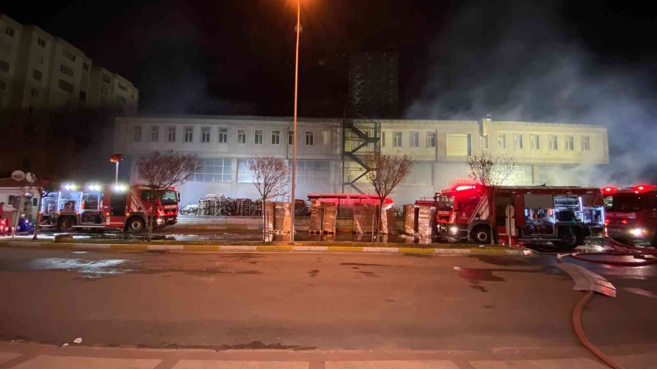 Beylikdüzü’nde 14 saattir yanan fabrikada itfaiyenin çalışması sürüyor, bir bina tedbir amaçlı boşaltıldı