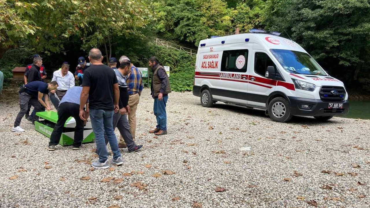 Denizli’den Sinop’a gezmeye giden ailenin üzerine ağaç devrildi: 2 ölü, 1 yaralı