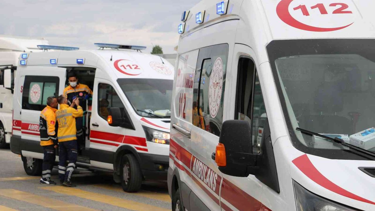 Edirne’de toplu ulaşım aracı otomobile çarptı: 2 yaralı