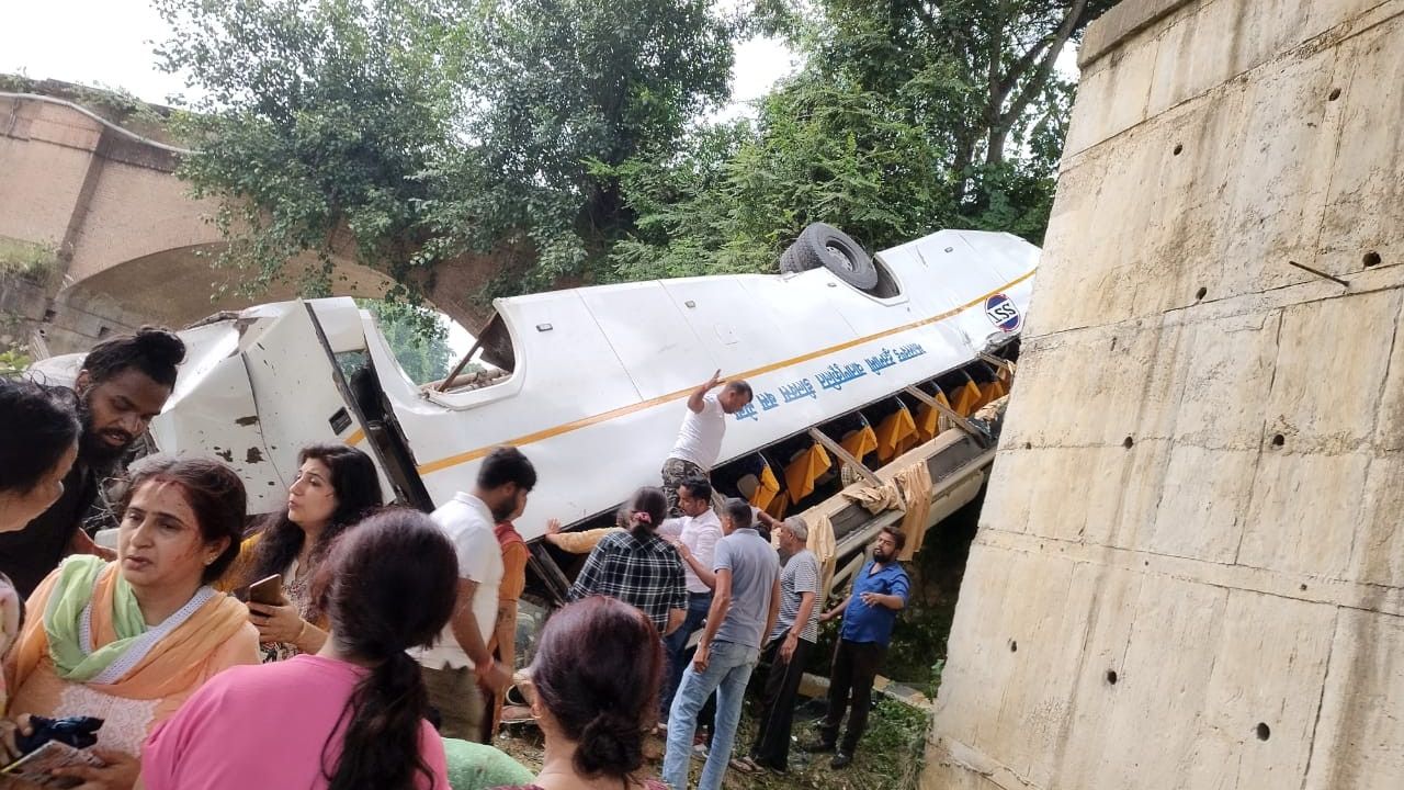Hindistan’da otobüs nehre düştü: 7 ölü, 22 yaralı