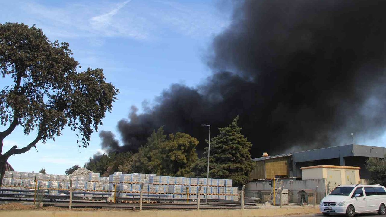 İzmir’de yatak fabrikasındaki yangını söndürme çalışmaları sürüyor