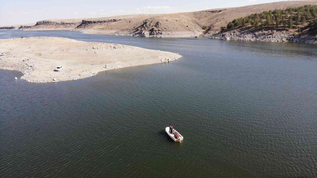 Jandarma baraj ve göletleri tekneyle denetliyor