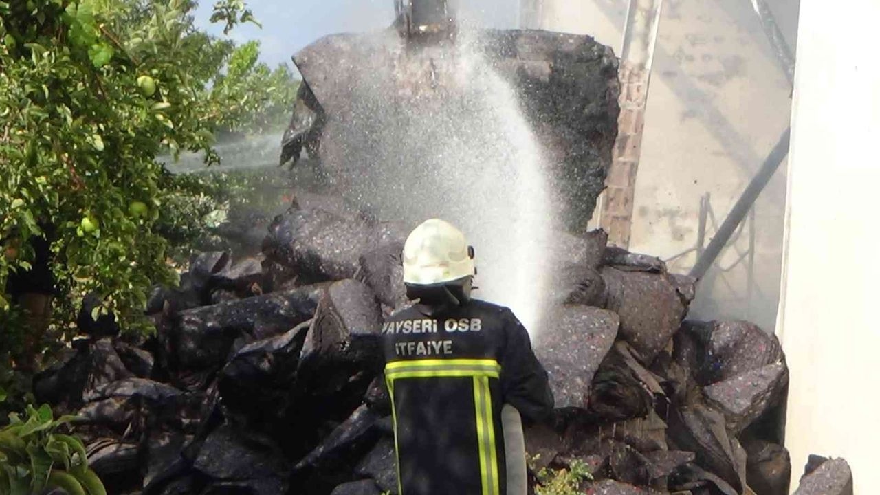 Kayseri’de fabrika yangını 2 saatte kontrol altına alındı