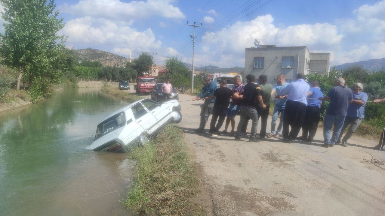 Sulama kanalına düşen otomobili kurtarma operasyonu: Vatandaşlar seferber oldu