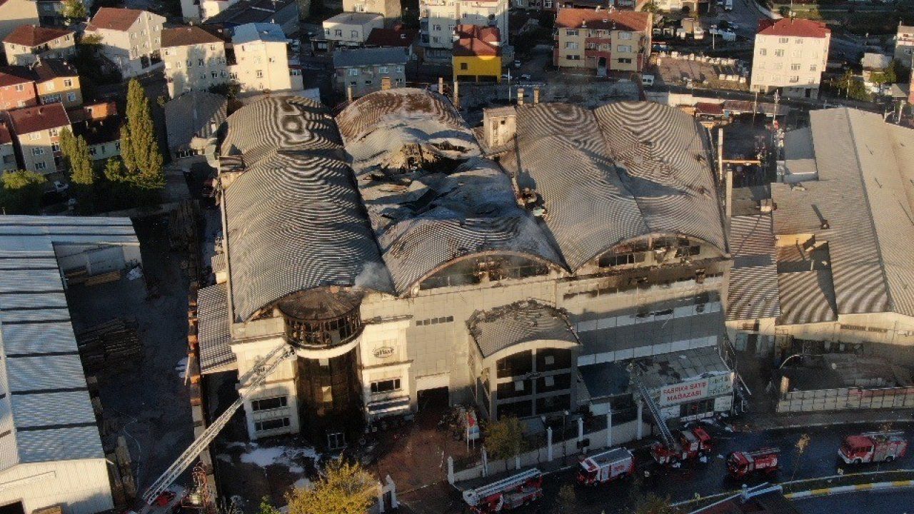 Sultanbeyli’de yanan fabrikadaki hasar gün ağarınca ortaya çıktı