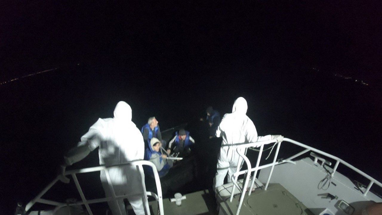 Yunanistan unsurları tarafından geri itilen bottaki düzensiz göçmenler kurtarıldı