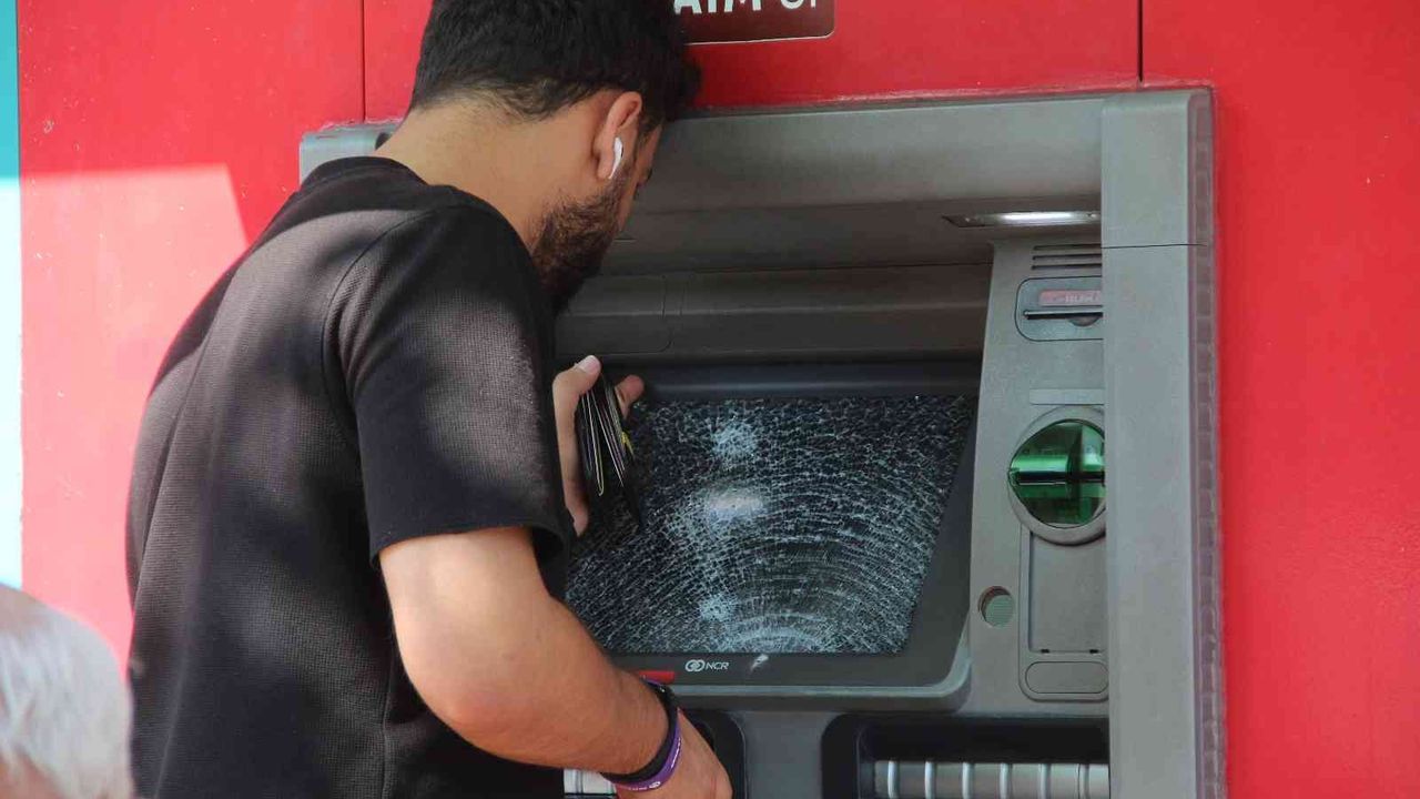 Para çekmeye gelenler ATM’lerin parçalanmış camlarıyla karşılaştı