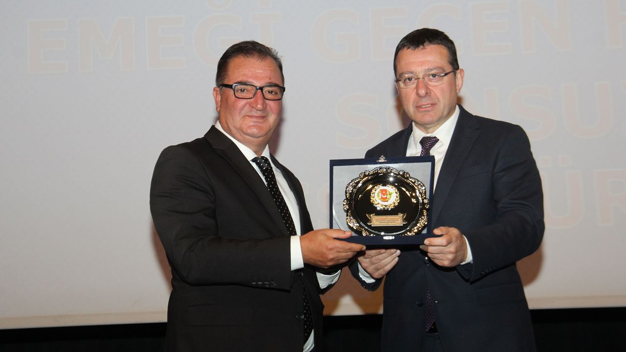 TTB Meclis Başkanı Arslantürk’e ‘Yılın Girişimci İş insanı‘ ödülü verildi