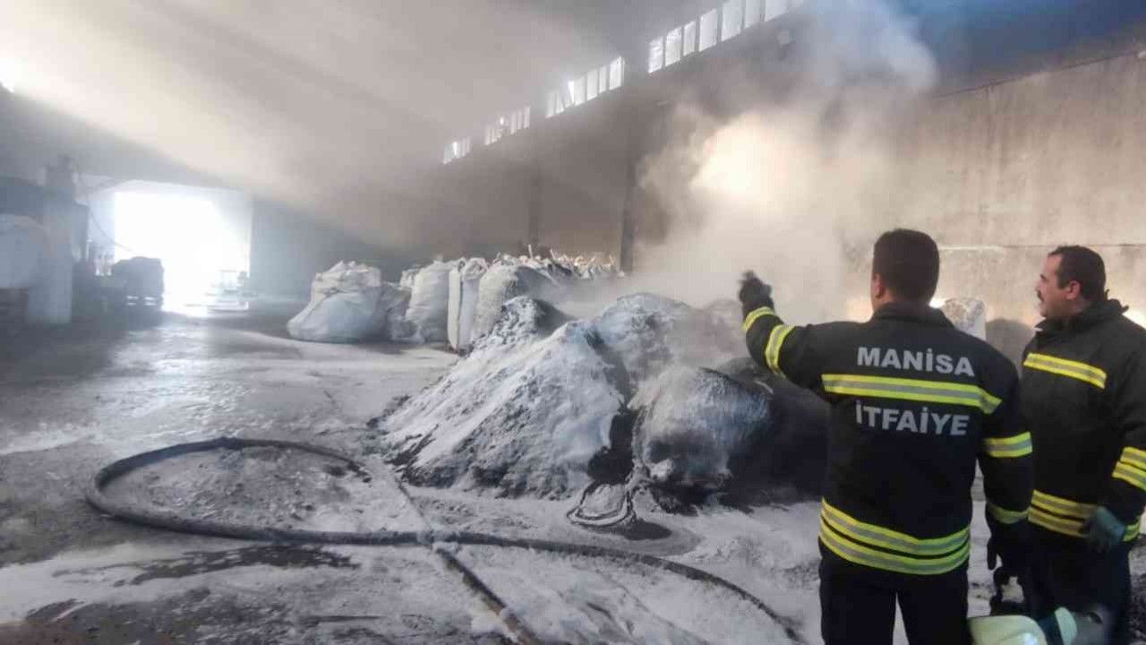 Alaşehir’de plastik kasa fabrikasında yangın