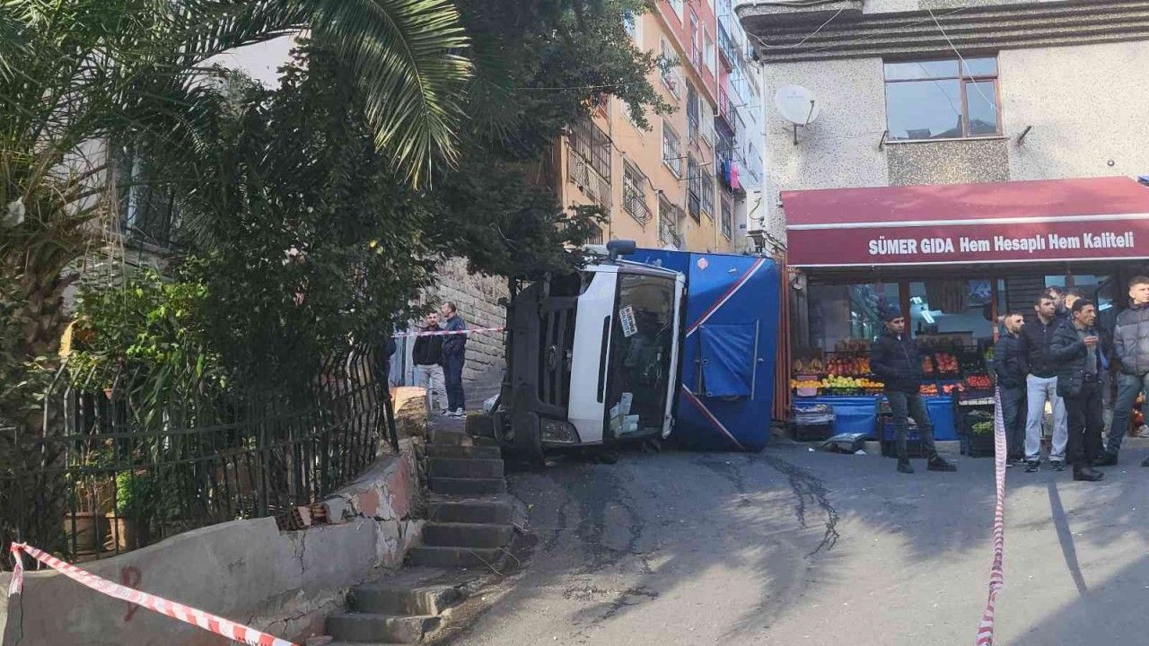 Beyoğlu’nda faciadan dönülen anlar kamerada: Devrilen kamyonetin altında kalmaktan son anda kurtuldu