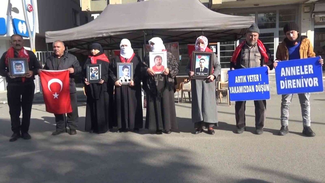 Evlatları için HDP önünde nöbet tutan anne: "Evlatlarımızı HDP’den, PKK’dan istiyoruz"