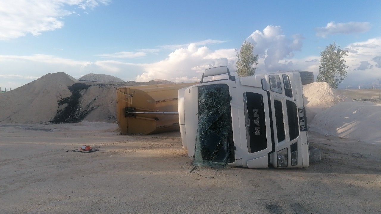 Hazır beton şantiyesinde kum boşaltan kamyon devrildi