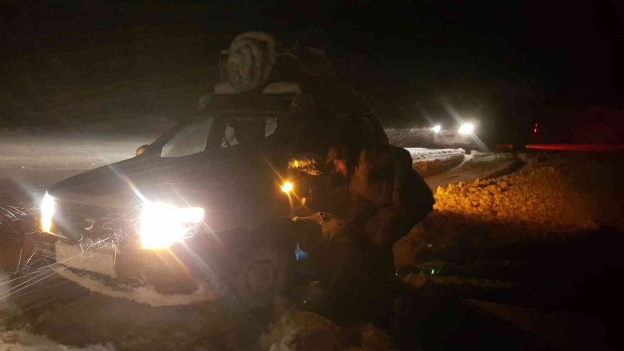 Siirt’te karda mahsur kalan güvenlik korucuları ve vatandaşlar kurtarıldı