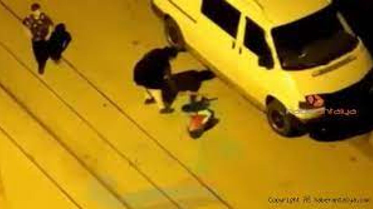 Küçük çocuğu sokak ortasında sopayla dövdü!