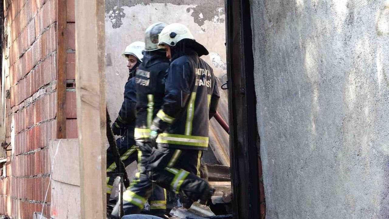 Antalya’da metruk binada kokutan yangın