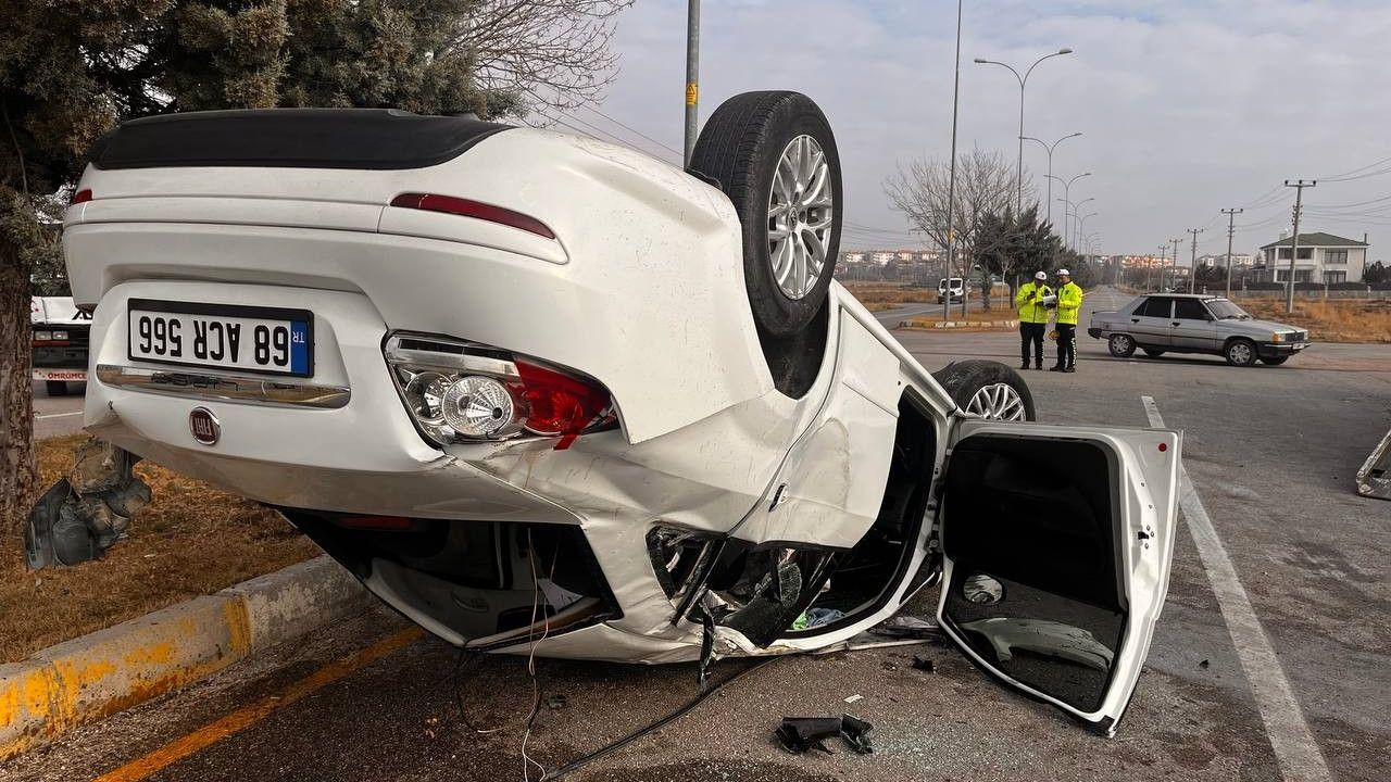 Aksaray’da 3 aracın karıştığı kazada 5 kişi yaralandı