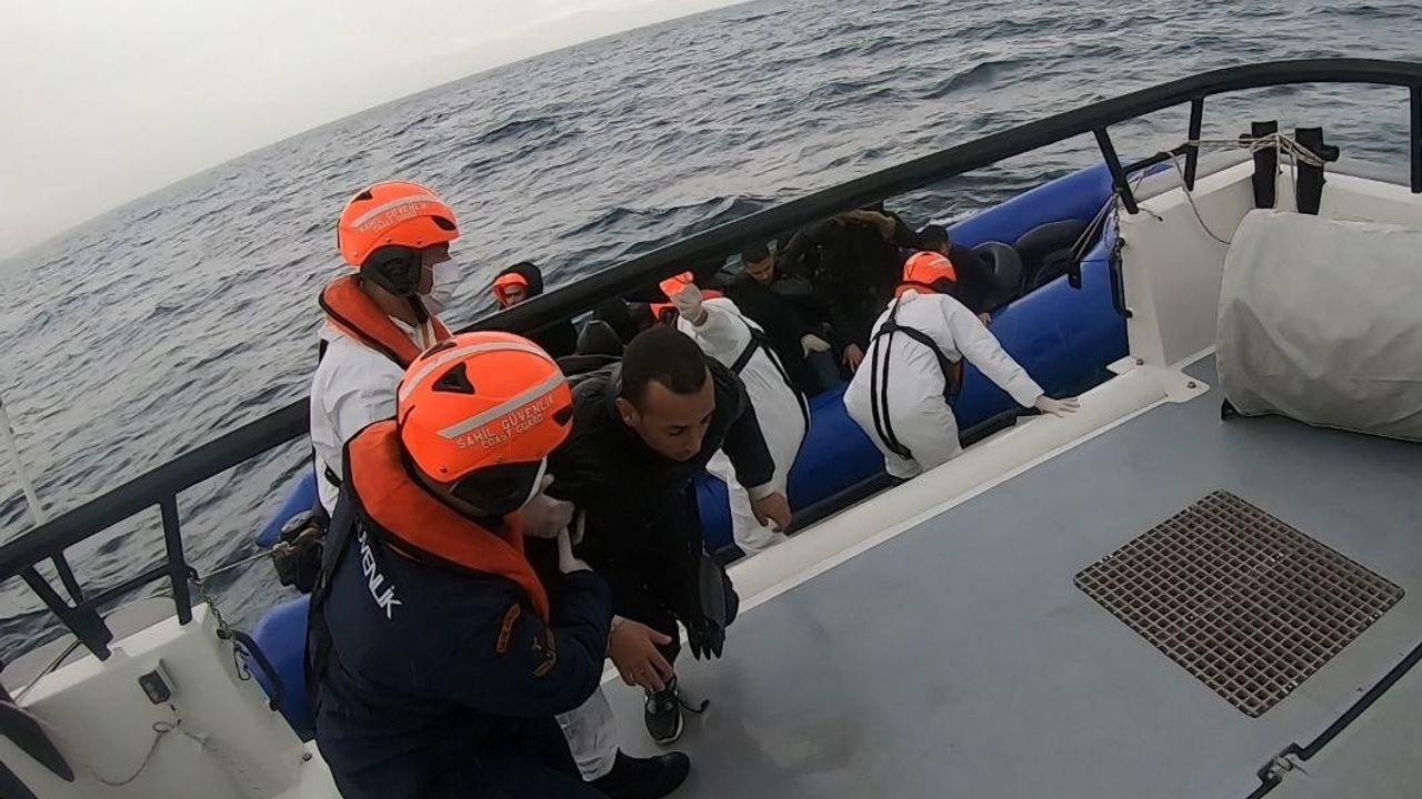İzmir açıklarında 69 düzensiz göçmen yakalandı