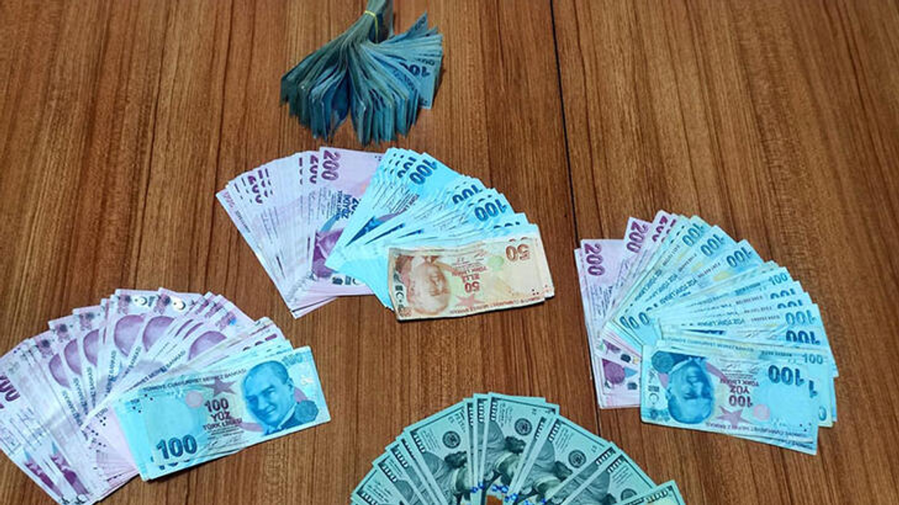 ATM önünde bulduğu paraları aldı, polis yakaladı