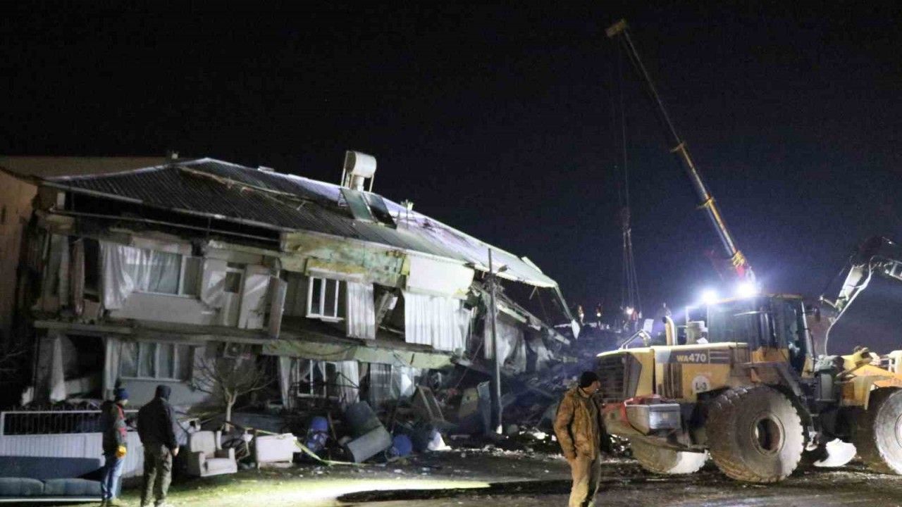 Depremde büyük yıkımın yaşandığı Nurdağı’nda arama kurtarma çalışmaları sürüyor