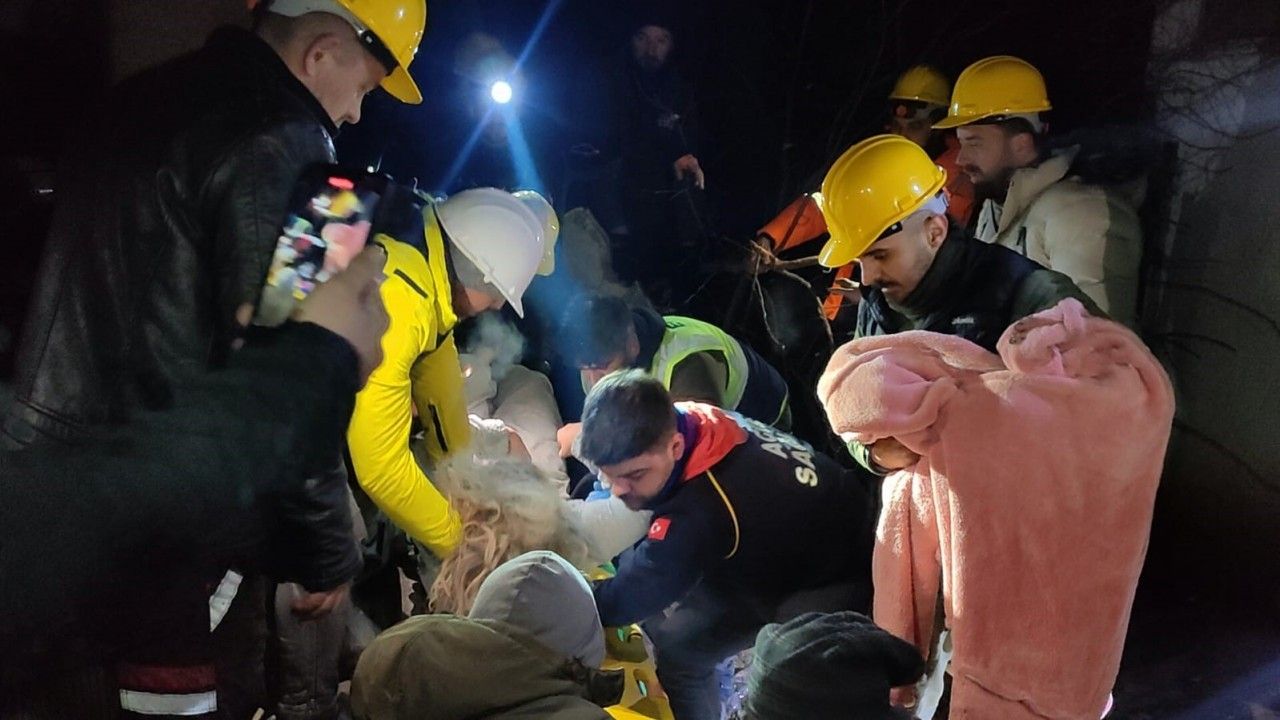 Hatay Akevler Mahallesi’nde Reşan Elmanur (32), gönüllü kurtarma ekiplerince enkaz altından sağ olarak kurtarıldı.