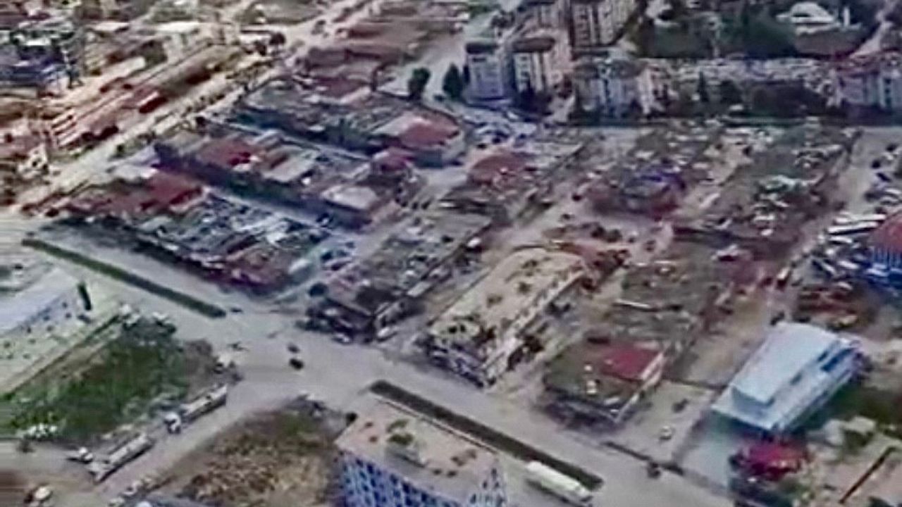 Hatay’da depremin ağır bilançosu havadan helikopterle görüntülendi