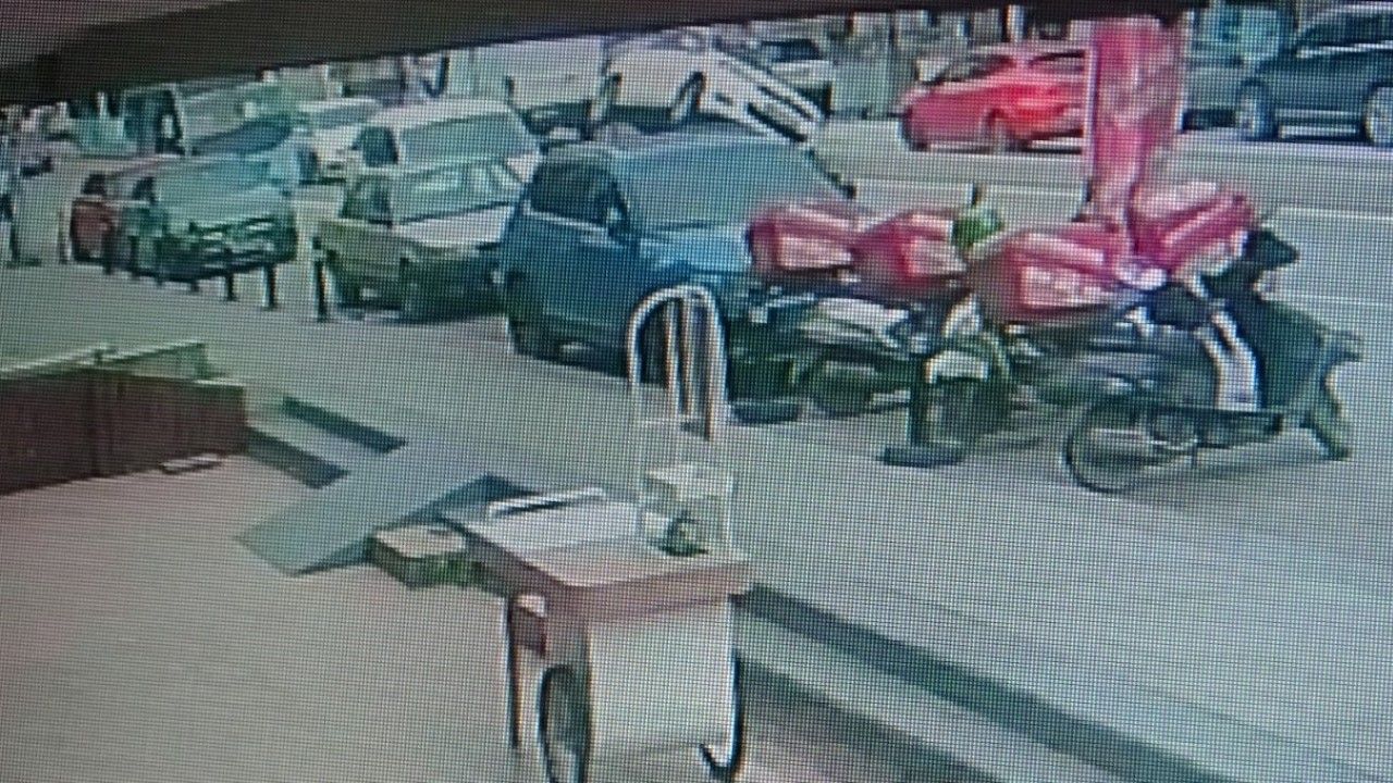 Kartal’da ilginç kaza: Kaza yapan otomobil iki teker üzerinde ilerledi