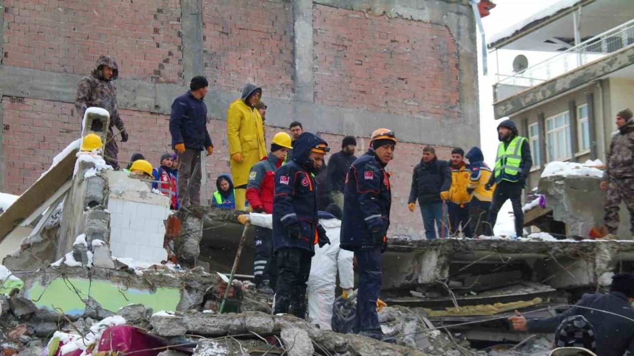 Malatya’da ekipler 33 saattir arama kurtarma çalışmalarını sürdürüyor