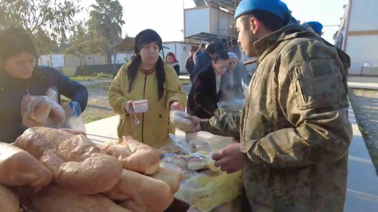 Mehmetçik, deprem bölgesinde 40 bin kişilik sıcak yemek ve 557 bin 600  kumanya dağıttı - TRABZON HABER SAYFASI