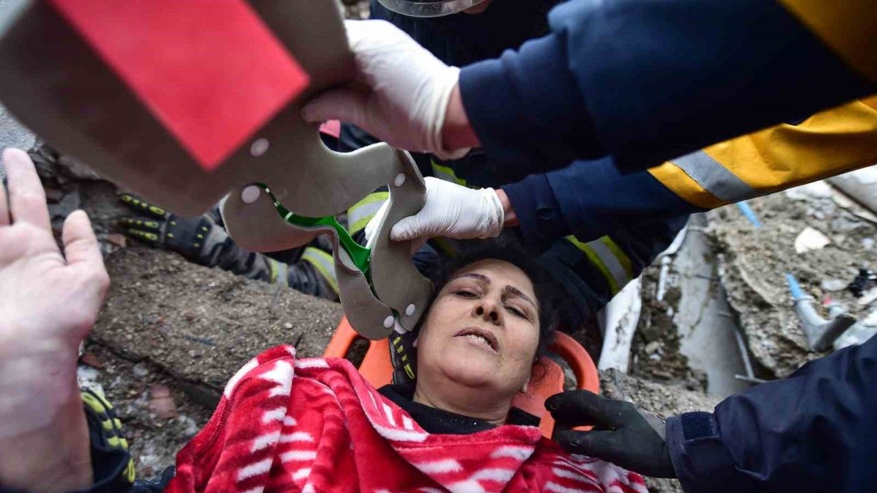 (Özel) Kahramanmaraş’ta 2 kadın 21 saat sonra enkazdan sağ çıkarıldı