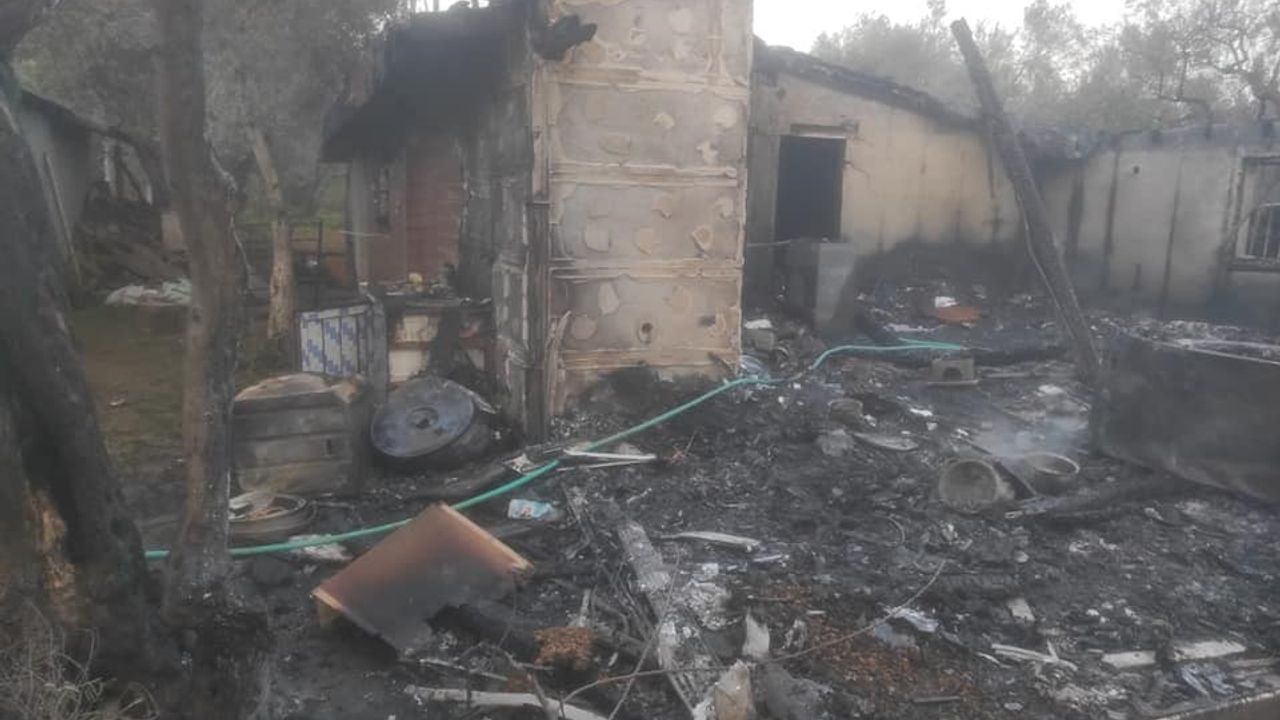 Erdek’te bağ evinde çıkan yangında ev kullanılamaz hale geldi