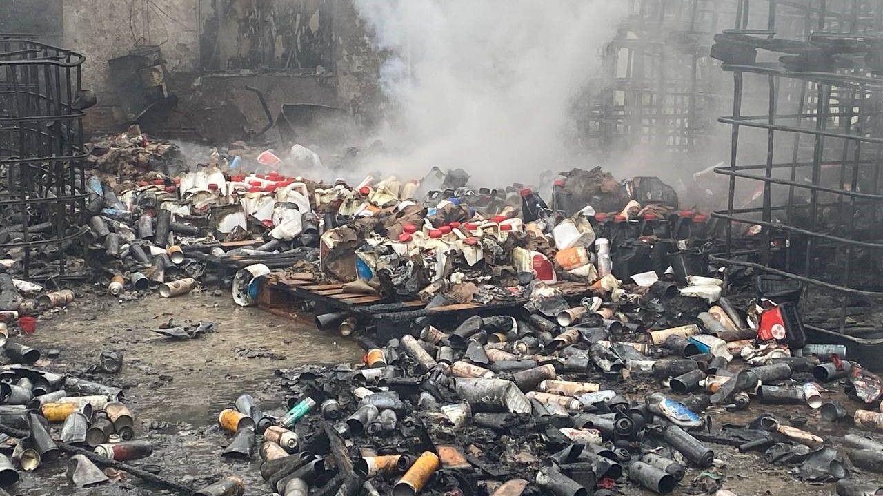 Gebze’deki temizlik malzemesi deposunda çıkan yangın kontrol altına alındı